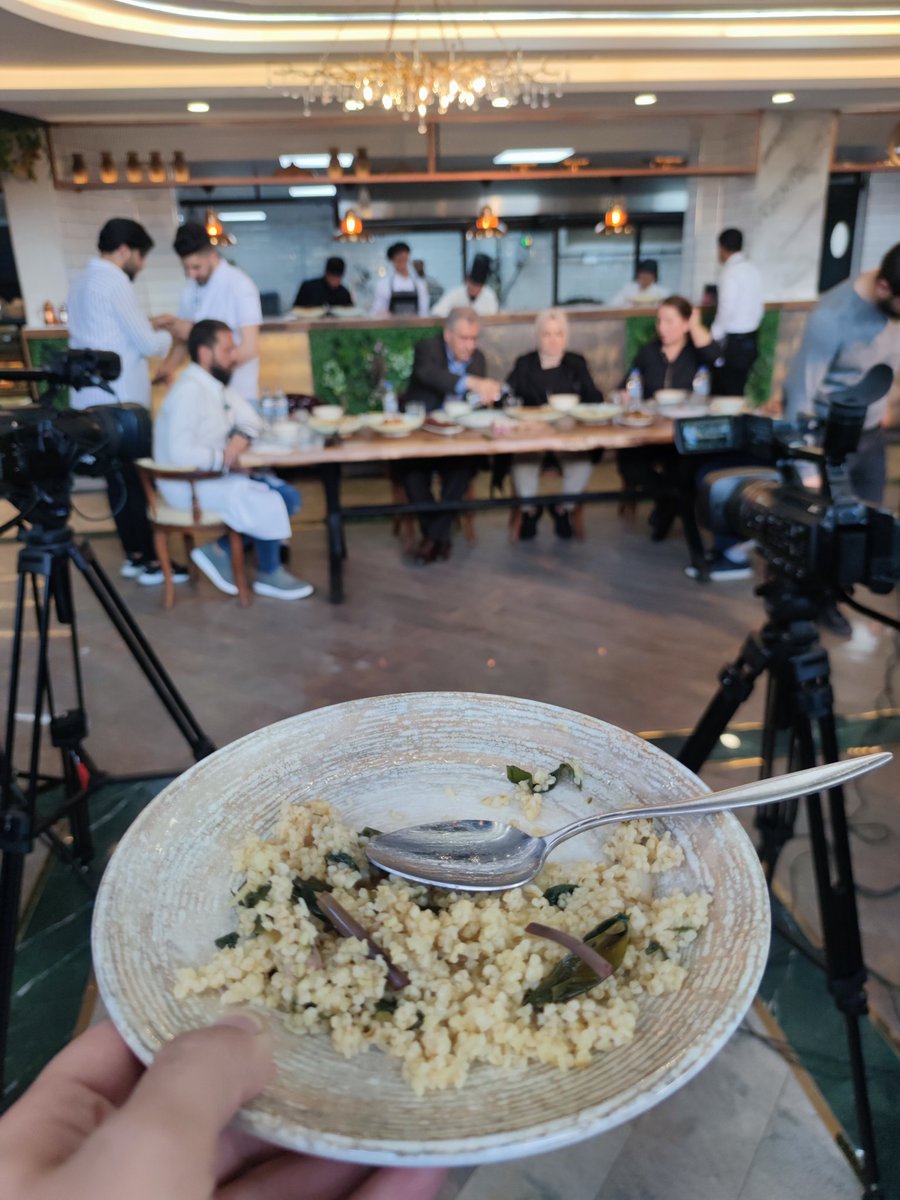 Bugün sayın <a href="/gulsenorhan/">Gülşen Orhan</a> ve <a href="/XalidSadini/">خالدسادینیXalidSadini</a>'nin şef <a href="/geyikali/">ali geyik</a> ile mutfağa girdiği, birbirinden özel yöresel yemeklerin hazırlandığı ve konuşulduğu bir program çektik. Yemek, kültür, ve sanat dolu, tadına doyulmaz bir program oldu 🤗 çok yakında Şehrivan TV'de yayında! 🎥