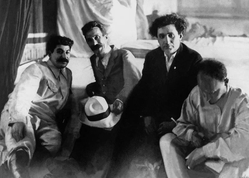Acnorthall's tweet photo. Joseph Stalin, Alexei #Rykov, Grigory #Zinoviev and Nikolai #Bukharin at the XII Congress of the Russian Communist Party (Bolsheviks). April 17-25 1923.
#USSR #CCCP #SovietUnion #Stalin #Bolsheviks #Russia #MoscowTrials #GreatPurge #TheGreatPurge https://t.co/kDWO2cYI44