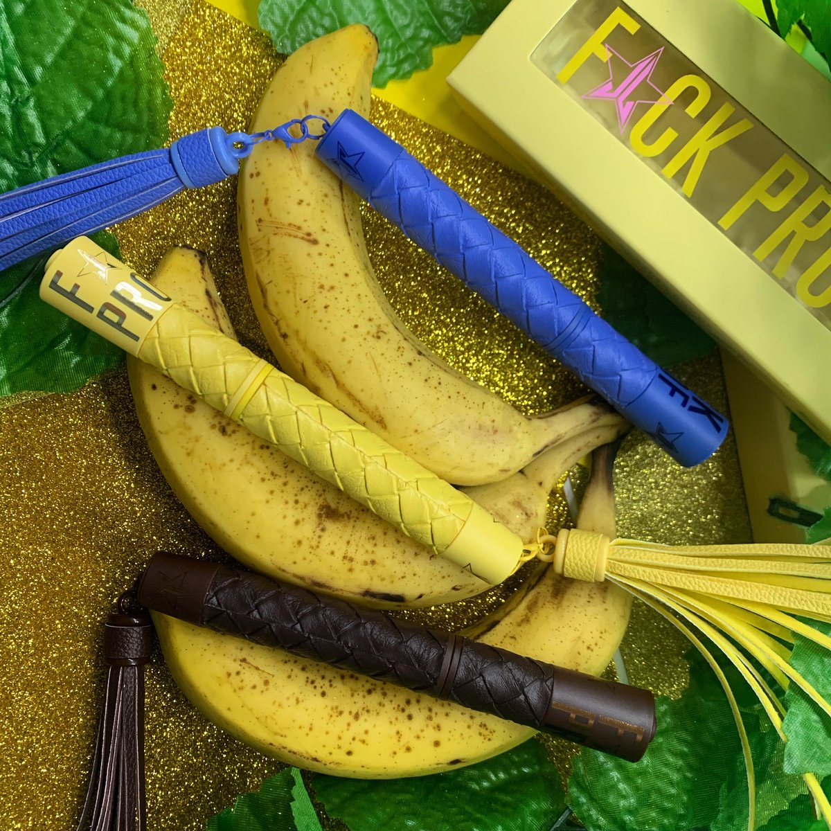 vampira_83's tweet photo. 🍌🍌🍌❤️

https://t.co/Wc61WsLcNm

 #bananafetish #jeffreestar #makeup @JeffreeStar https://t.co/fE8GYm0uNa