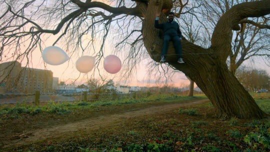 Siany_H21's tweet photo. @RomeshRanga still one of the funniest moments on this show #taskmaster #treewizard #balloon https://t.co/q88C17dZtO