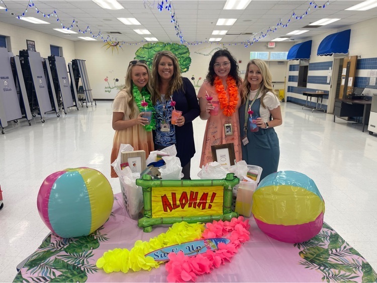 HES_Elementary's tweet photo. Our 4th graders celebrated their last day with 2 awesome student teachers! We are so excited to see where life takes them! https://t.co/VdfQ4y03vc