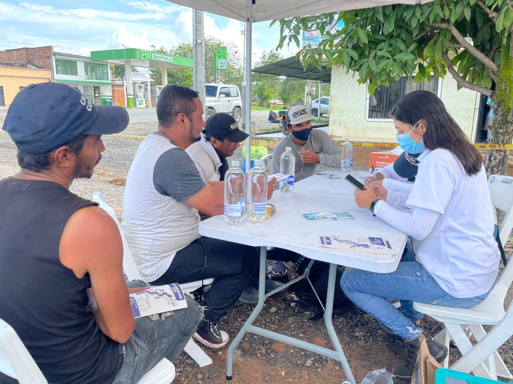 WorldVisionCO's tweet photo. Brindamos atención en ruta a población migrante por primera vez en El Bordo,Cauca. Con orientaciones psicosociales sobre prevención de riesgos en vía, kits y tips de crianza con ternura.Gracias @StatePRM por ayudarnos a llegar a cada rincón de nuestro país. #EsperanzaSinFronteras https://t.co/VWu3IR6rop