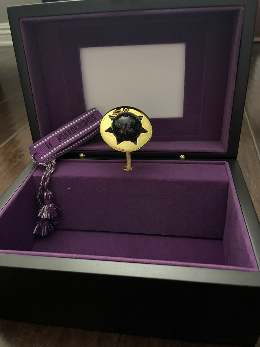 KateyECooper's tweet photo. Merch Box 6 is here!!! This is by far my favorite box so far 💜💜 #BTS #BTScollection #BTScollector #btsmerchbox6 https://t.co/EeHoVrUzEm