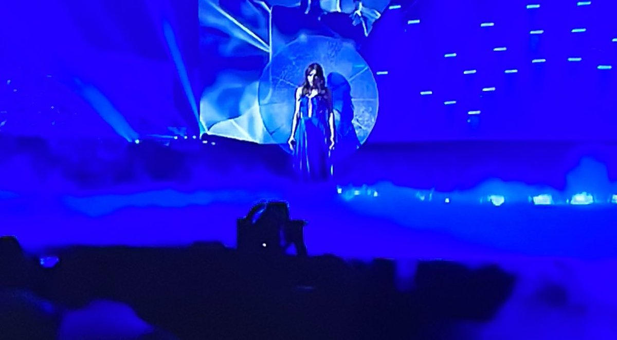 Cuando se levanta viento en la playa y de repente te ataca una sombrilla #Eurovision