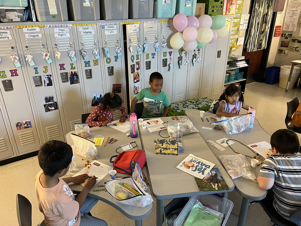 MrsSandyAbney's tweet photo. We’ve been learning about picture &amp; bar graphs in 1st grade! Each student graphed their Skittles &amp; discussed the data collected w/ a peer. #makingmathfun @ParkwayES @LewisvilleISD https://t.co/PF2M8YFhUB