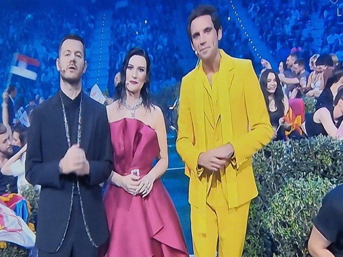 Lekker_Kort's tweet photo. Weet Mika dat hij uit de buurt van de wolf moet blijven? #Eurovision #ESC2022 https://t.co/PfEynh4sRI