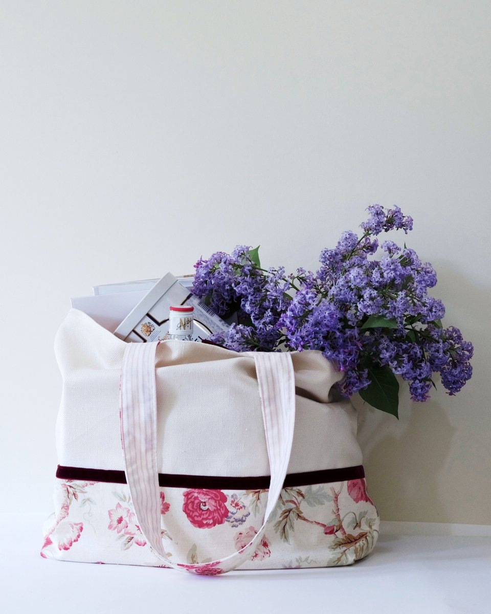 On my website is a step by step tutorial for a tote bag for you to sew at home, with a free downloadable pattern too.✂️

togatherandstitch.co.uk/sign-up-free-t…

#lovetosew #makeatotebag #pdfsewingpattern