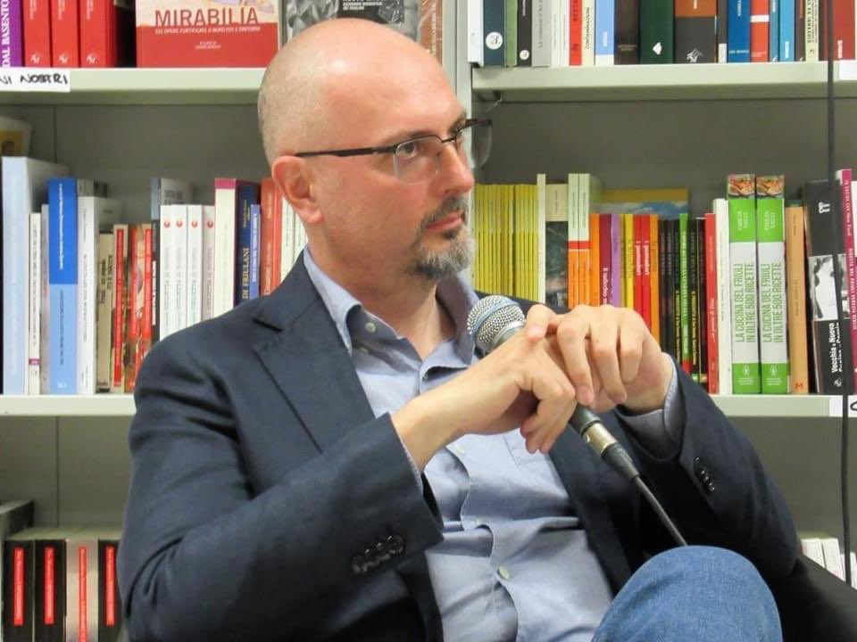 Eravamo alla libreria Friuli parlando del giallo “La scatola del tè” con la Dott.ssa giornalista Martina Del Piccolo, Direttrice artistica dell’evento “La notte dei lettori”
#lascatoladeltè #litostil #corvinoedizioni #libri #gialli