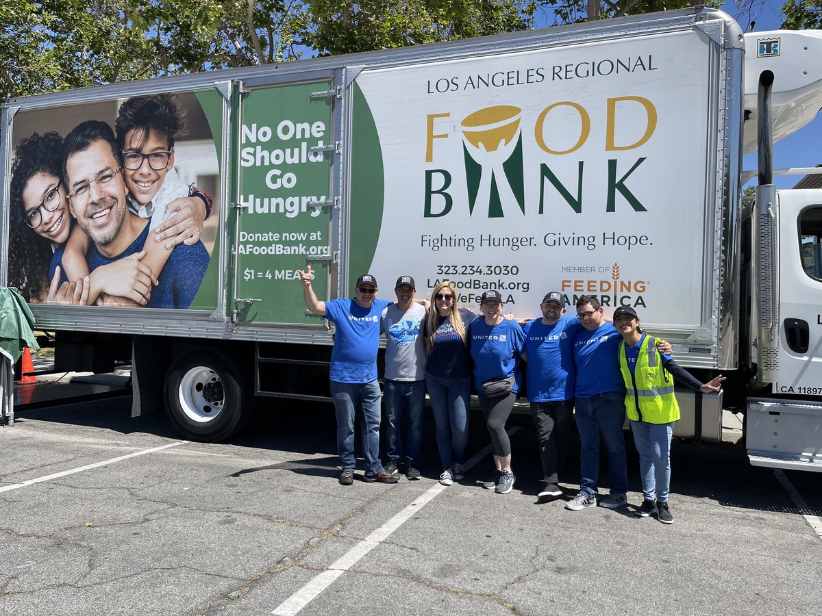 Great day volunteering with the @LAFoodBank delivering over 340+ meals to local families in our community!! Thanks to all who came out!! @dclove20 @JZCayanan #wefeedla #beingunited #volunteer