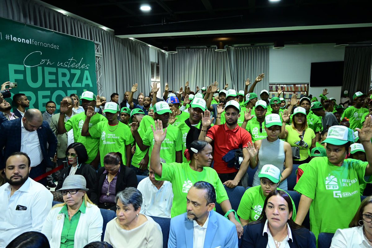LeonelFernandez's tweet photo. A diario se acelera el crecimiento cuantitativo y cualitativo de la #FuerzaDelPueblo, por lo cual no quedan dudas de que a partir del 2024 volveremos al poder en beneficio de toda la República Dominicana.

Bienvenida cálida a los nuevos compañeros y compañeras.
#FPSeFortalece https://t.co/vKMAIX0cHF