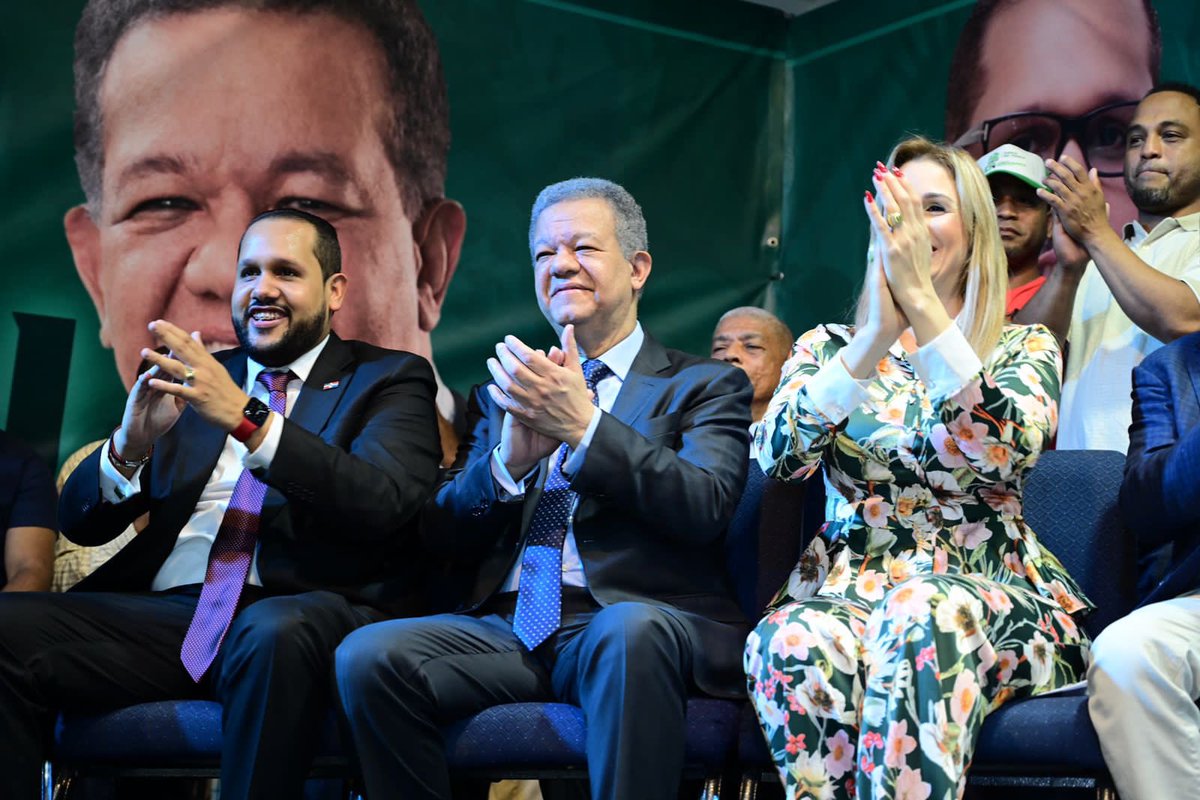 LeonelFernandez's tweet photo. A diario se acelera el crecimiento cuantitativo y cualitativo de la #FuerzaDelPueblo, por lo cual no quedan dudas de que a partir del 2024 volveremos al poder en beneficio de toda la República Dominicana.

Bienvenida cálida a los nuevos compañeros y compañeras.
#FPSeFortalece https://t.co/vKMAIX0cHF
