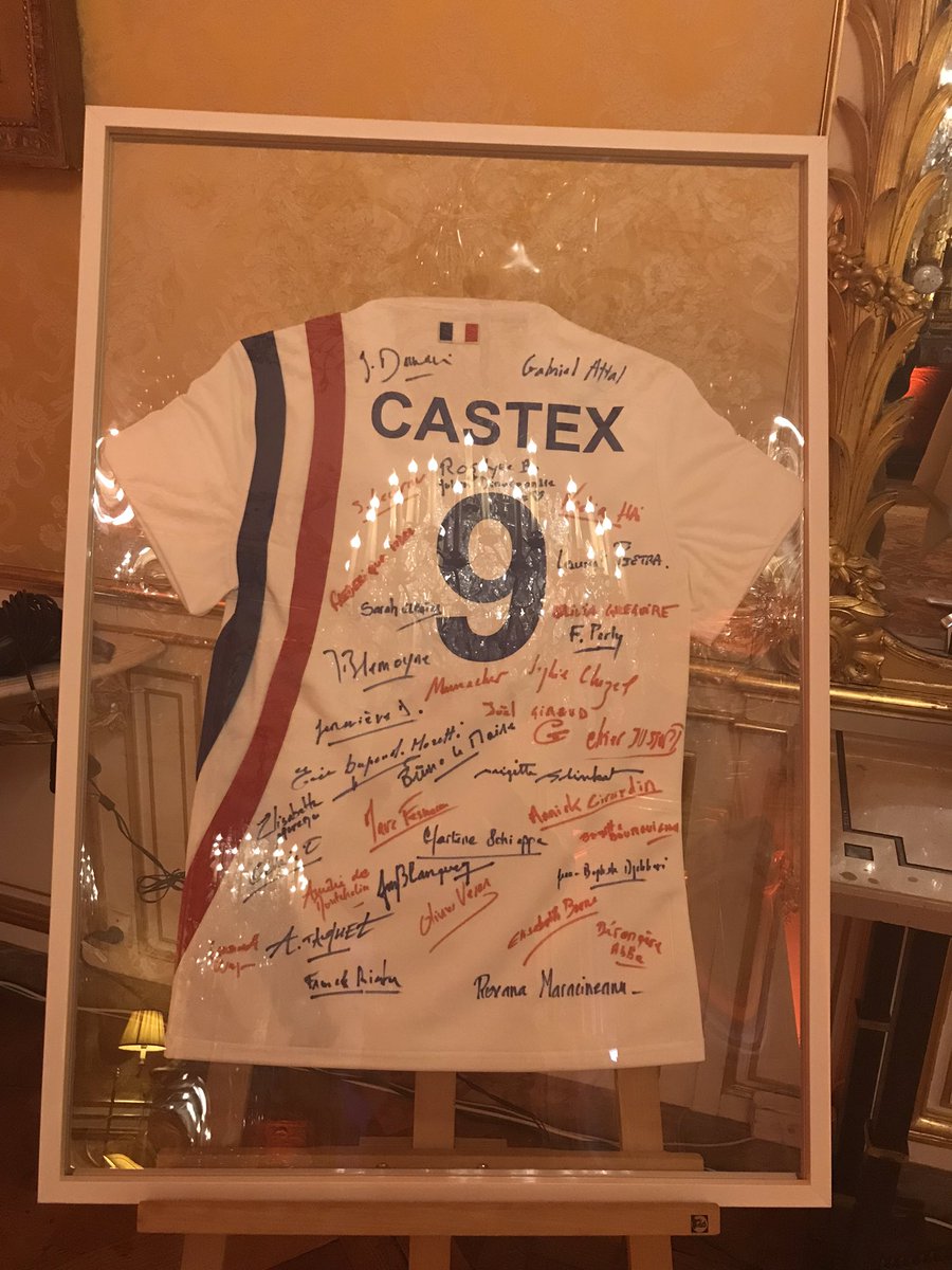 MayadaBA's tweet photo. Cadeau de départ du pack gouvernemental au Premier Ministre @JeanCASTEX #CoulissesPM https://t.co/rNdGPRm1Nu