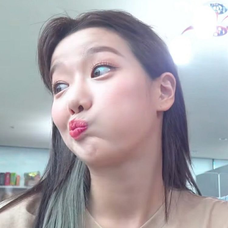 aprilthinker's tweet photo. naeun’s personality in 4 pics https://t.co/IjjWqllBea