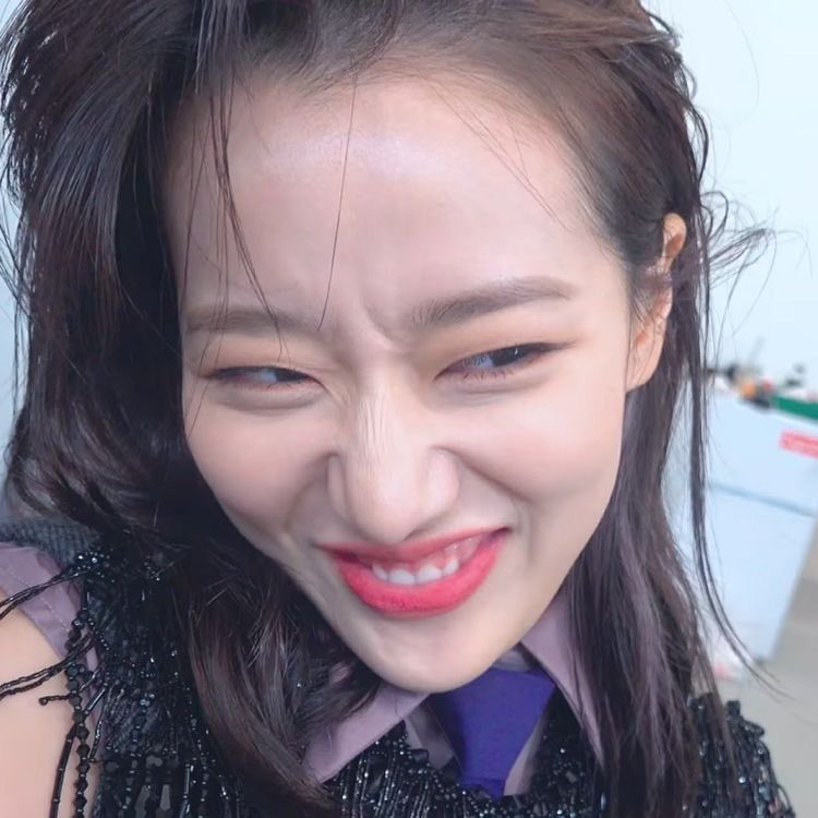 aprilthinker's tweet photo. naeun’s personality in 4 pics https://t.co/IjjWqllBea