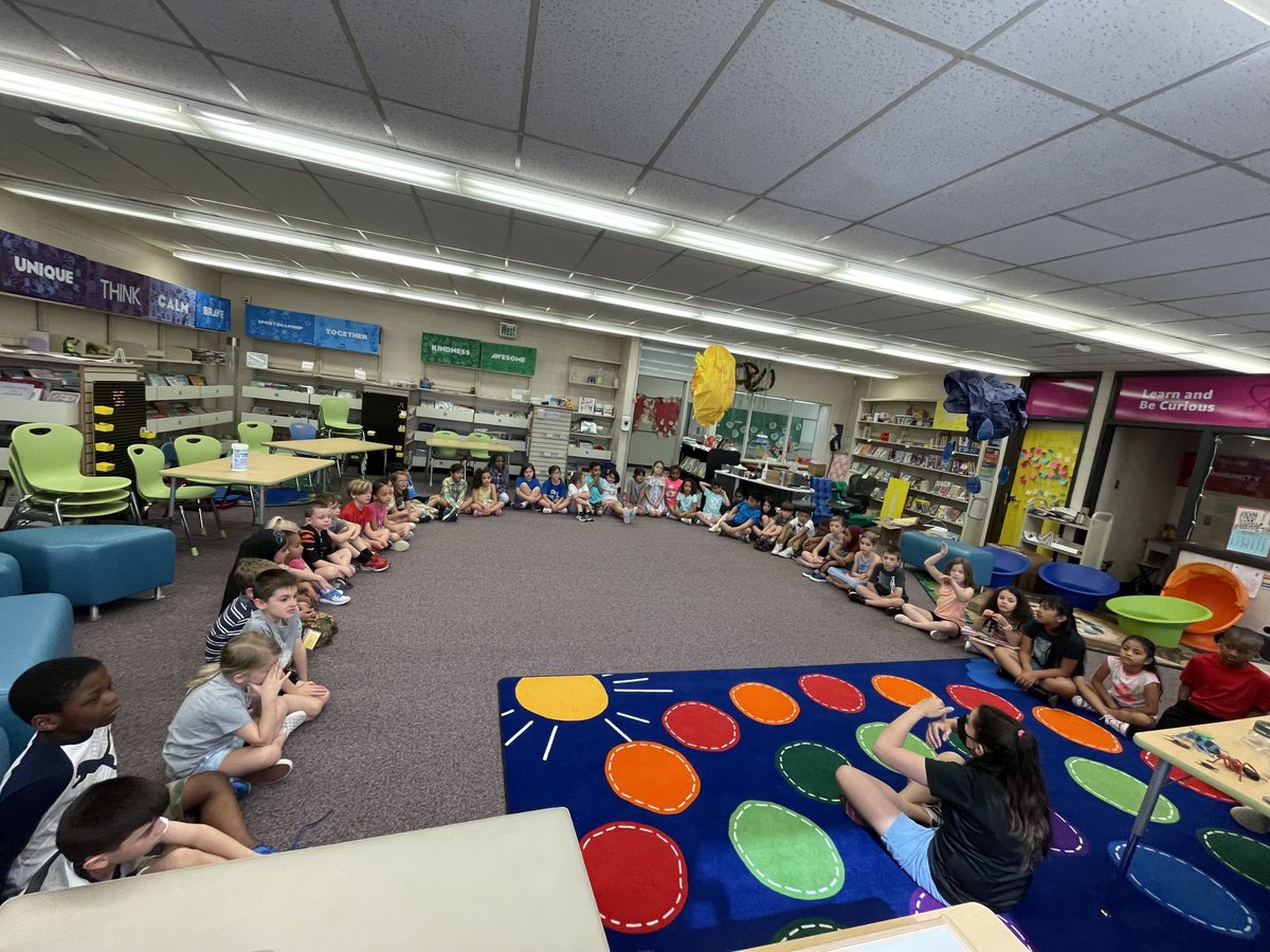 Emily_Kelly25's tweet photo. Entomologist, Dr. Megan from The Ohio State University brought some cool bugs for us to learn about today! We even got to hold some! ⁦@BNLC_HCSD⁩ https://t.co/nMmaUKbJL6