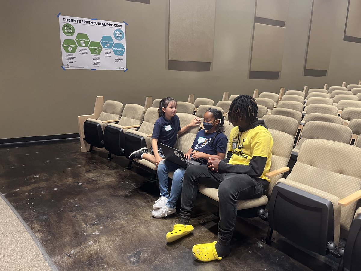 vanessa_315's tweet photo. PersonalizeDISD: RT @tanyania: It was great seeing them lead, mentor and coach these young students. Paws in……Wolves out! #ChooseIDEA #@IDEA_at_Fannin @DallasISDMedia @CTEinDallasISD @RaymieVenable @mibroughton @Ms_Pesina #BigPitch #PitchforGood #Me… https://t.co/QwqZYHKmrv
