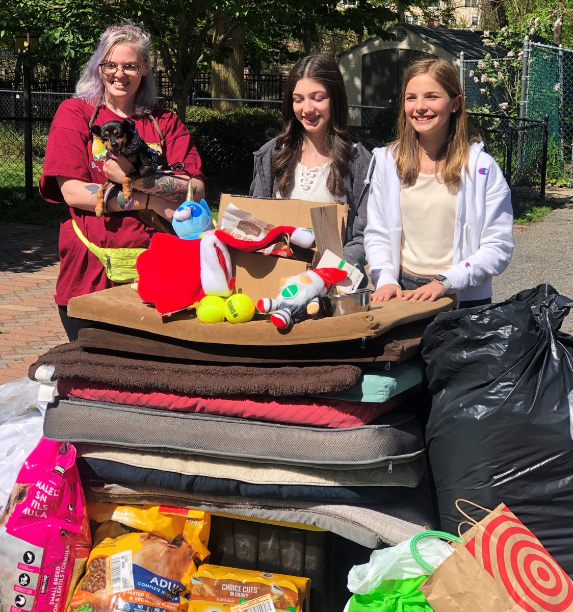 CommackSchools's tweet photo. #CommackMiddleSchool students collected items for @LittleShelter in Huntington. The community project was initiated by Cassidy A. and Juliana A. who organized, advertised, collected, and delivered items to the shelter this week. #MiddleYearsProgram #FurryFriends #CommackSchools https://t.co/hjNsxdilnZ