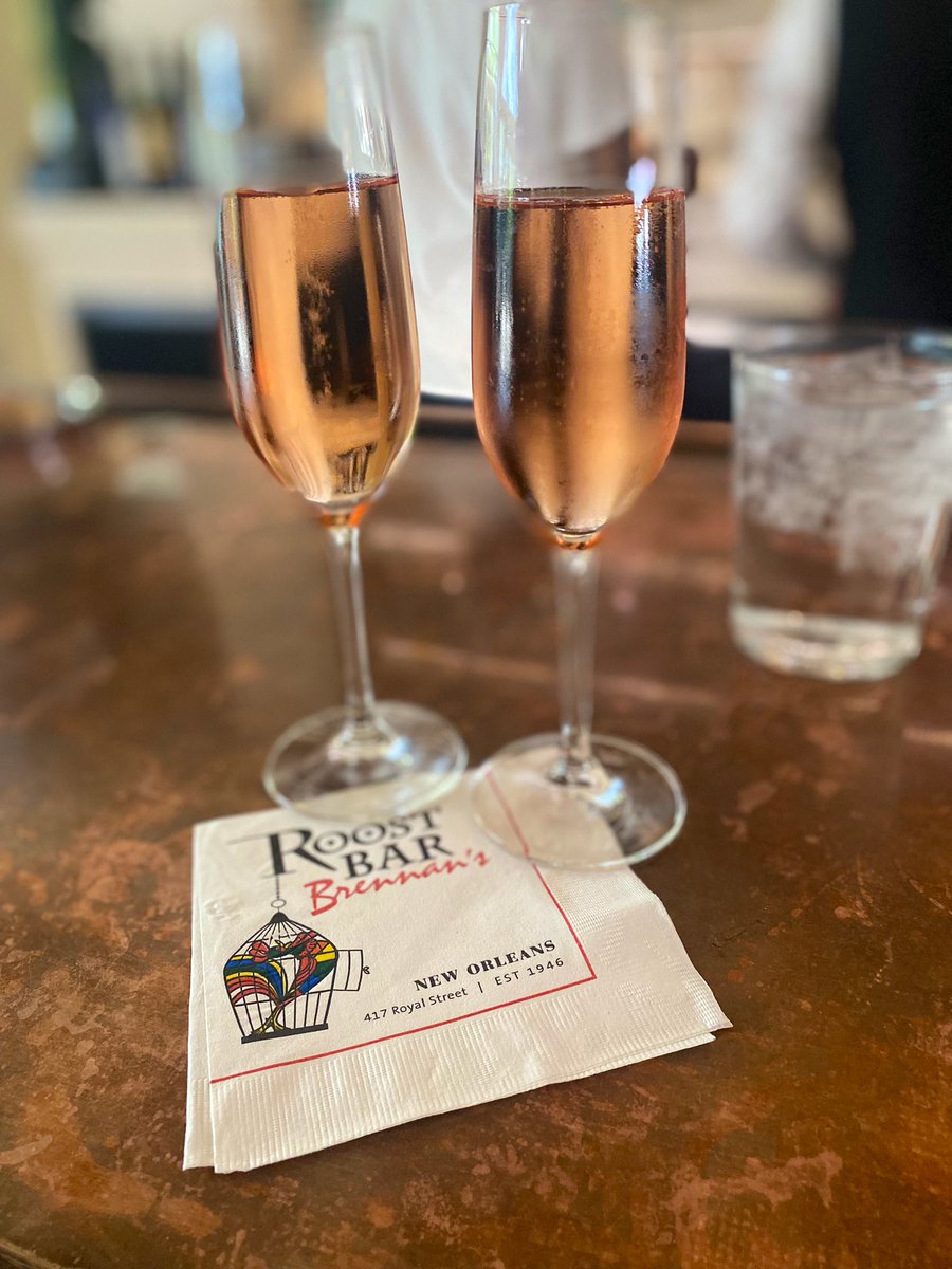 DaphneBarbeito's tweet photo. Es la hora feliz en @BrennansNOLA 
#VámonosSolas #CelebratingGraduation #HappyHour https://t.co/MYalibE9Mx