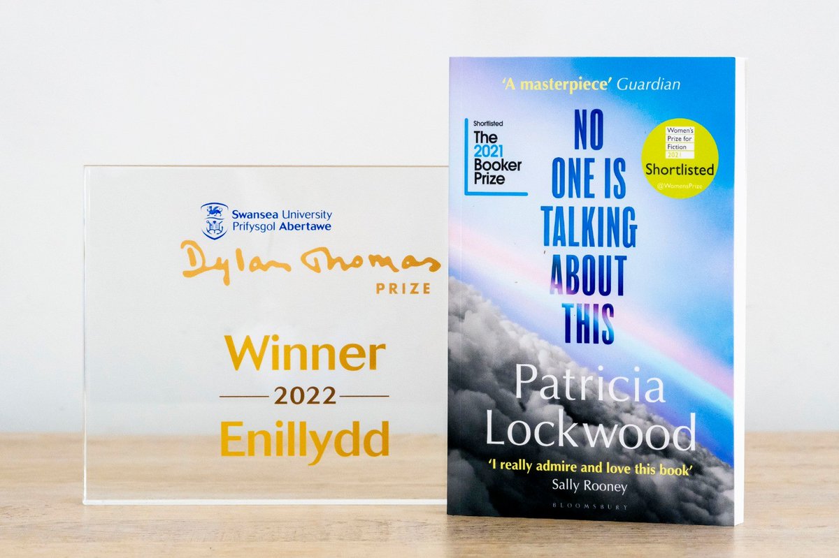 🎉 Congratulations to the American poet, novelist, and essayist @TriciaLockwood on winning this year’s Swansea University @dylanthomprize for her searingly witty debut novel, No One Is Talking About This (@BloomsburyBooks).

#SUDTP22 #NoOneIsTalkingAboutThis