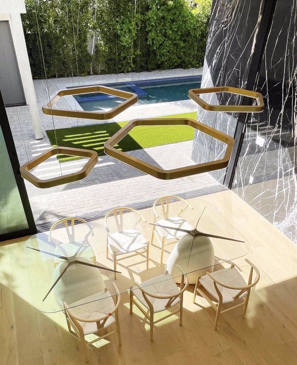 RilaApp's tweet photo. SPOTTED ON RILA: Incredible Melrose home with 5 bedrooms + 7 bathrooms ✨ 

#getrila #interiordesign #LosAngeles https://t.co/ACjvJQAIS1