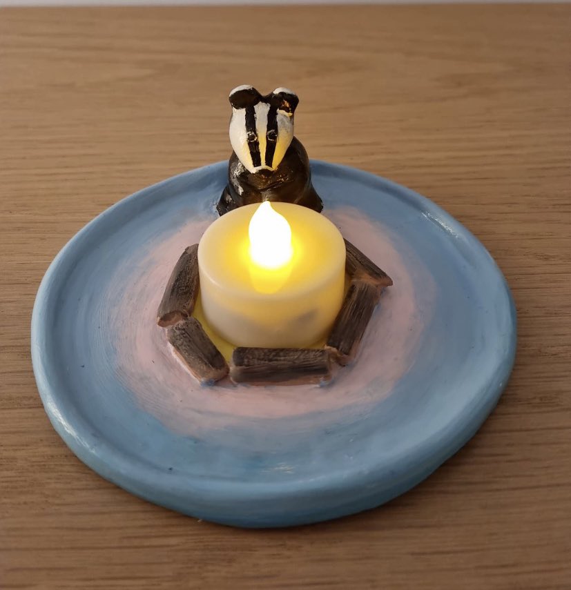 Do you prefer electric or wax candles? 

Both can go in available candle holders!☀️
