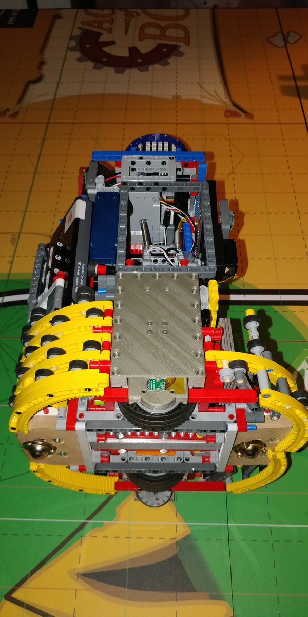 PM_ROBOTIX's tweet photo. ⚡Notre robot #mindstorm est arrivé à #swisseurobot pour la #cdr2022, et les pneus ont trop chauffés, je viens de faire l'arrêt au stand changement avec des pneus neufs et renforcer avec de la mousse pour eviter que ca déjante à chaque test sur table 🤣😝 https://t.co/rbVsmJyZsc