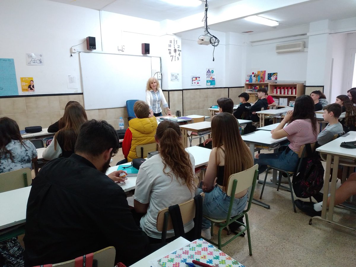 MCarmeRocaCosta's tweet photo. Avui, 12 de maig "Selfies al cementiri" @EDBARCANOVA amb els alumnes de 4rt ESO de l'Escola Servator de Sabadell. I "Sense filtres" @jollibre amb els alumnes de 1r ESO al Liceo Egara de Terrassa. Moltes gràcies @margalopezaz per acompanyar-me! https://t.co/sPvflTXQqv