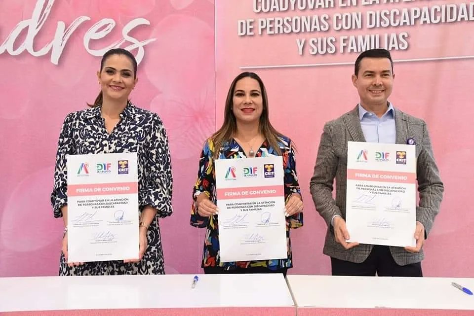 LorenaAlfaroG's tweet photo. El amor es el motor que impulsa a las mamás de niñas y niños con discapacidad ❤️. Cuentan conmigo para hacer una ciudad más incluyente. 

Por eso, firmamos un convenio de colaboración con el @CRITGuanajuato con el que seguiremos trabajando de cerca para #QueNadieSeQuedeAtrás 🙏 https://t.co/12ikemOOia