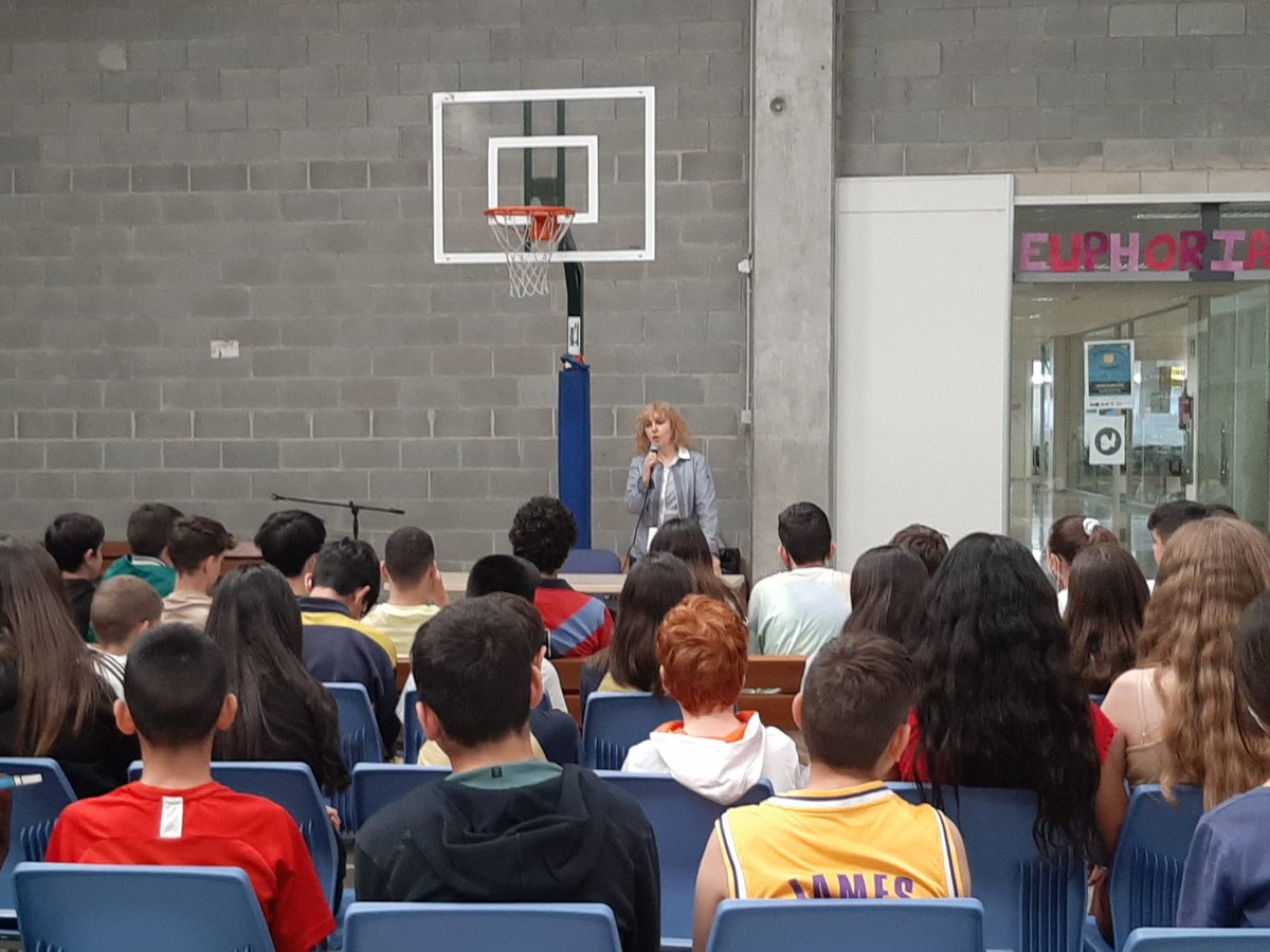 MCarmeRocaCosta's tweet photo. Avui, 12 de maig "Selfies al cementiri" @EDBARCANOVA amb els alumnes de 4rt ESO de l'Escola Servator de Sabadell. I "Sense filtres" @jollibre amb els alumnes de 1r ESO al Liceo Egara de Terrassa. Moltes gràcies @margalopezaz per acompanyar-me! https://t.co/sPvflTXQqv
