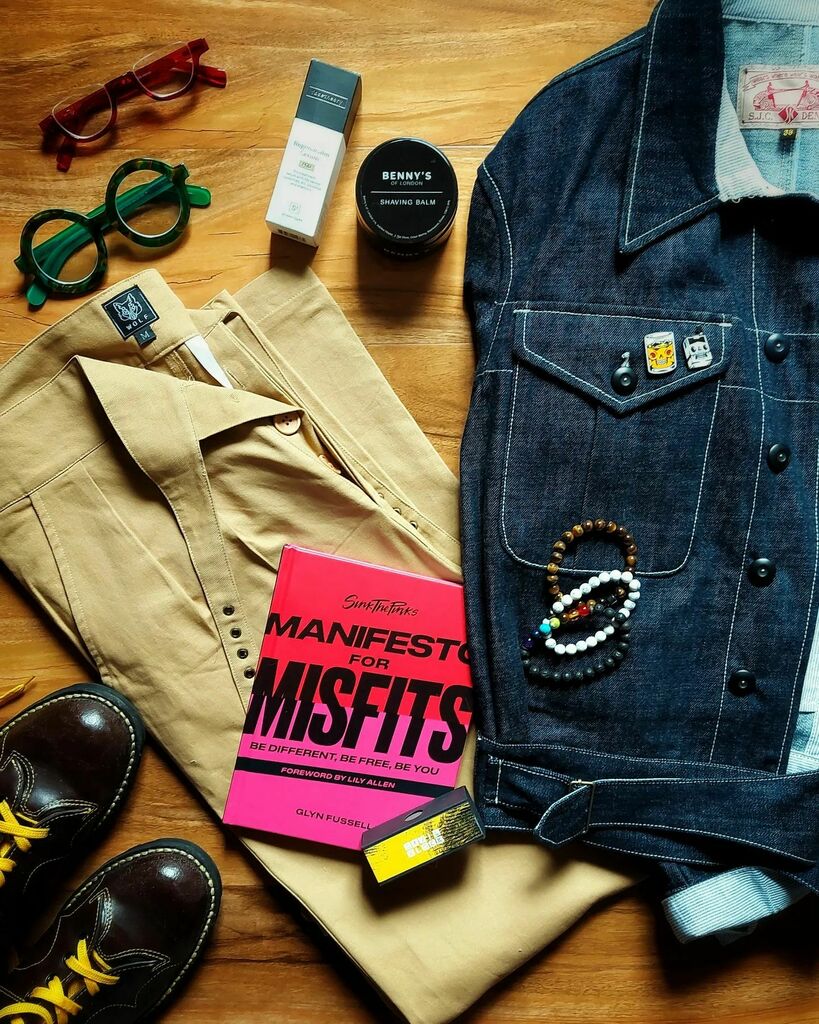 JaseRutter's tweet photo. Packing some essentials for a few days away to the land of fika with the glorious @lightfayber. Time to feed the mind, body and soul.
.
.
.
#civilblock #sjclondon #cathcartheritage #misfits #glynfussell #zeelool #facetheory #bennysoflondon #wolfvintage #gurkhapants #grafters… https://t.co/KnrDkFCb64