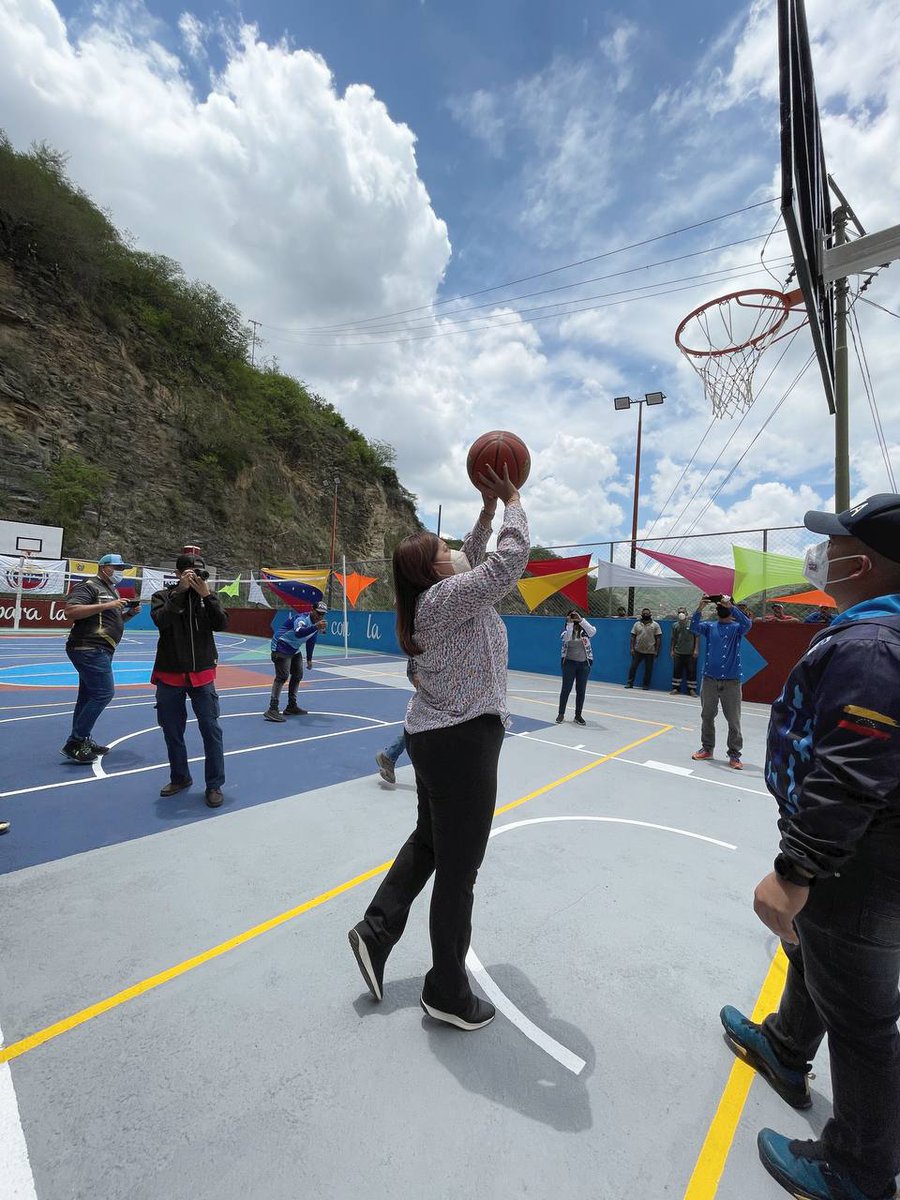 gestionperfecta's tweet photo. Con una nueva cancha deportiva cuenta ahora la parroquia La Vega, en un espacio que es el número 495 de este tipo, acondicionado mediante el Plan Caracas Patriota, Bella y Segura para el bienestar de la comunidad

#ProducirEsIndependencia https://t.co/porylqkP6G