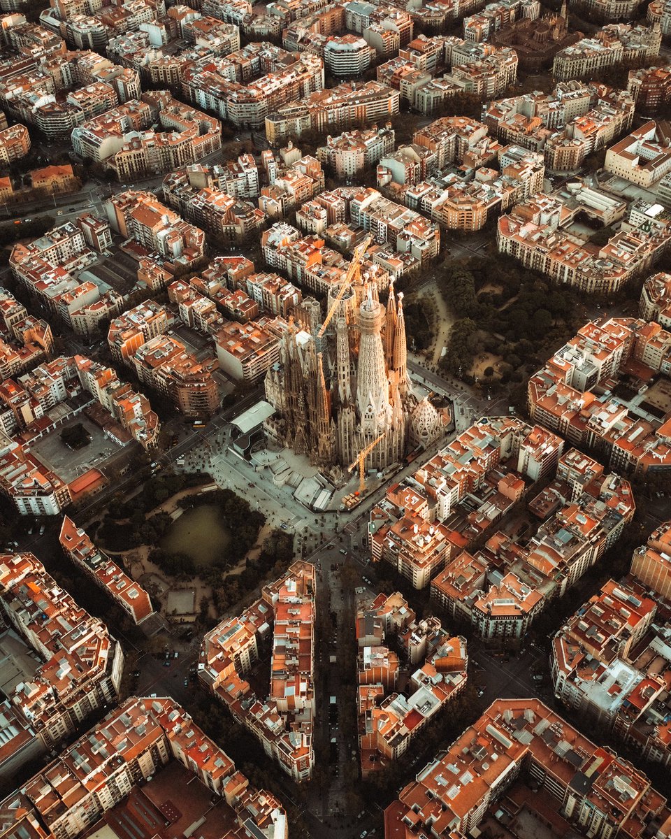 Asteryxtm's tweet photo. GM homies. Photo Dump Barcelona. Let’s keep building this community. 🌆 https://t.co/DdmFqmojHW