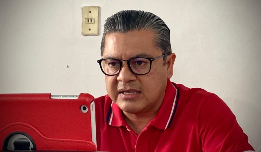 GLPRI_VER's tweet photo. En voz del Diputado @Marlon_RamirezM el #GLPRIVER plantea la Iniciativa de Decreto que reforma la Ley de Aguas del Estado de #Veracruz, que consiste en asegurar el suministro de agua potable a escuelas y a hospitales, tandeo justo ante y suspensión a consumo mínimo a morosos. https://t.co/2PwzZYq20s