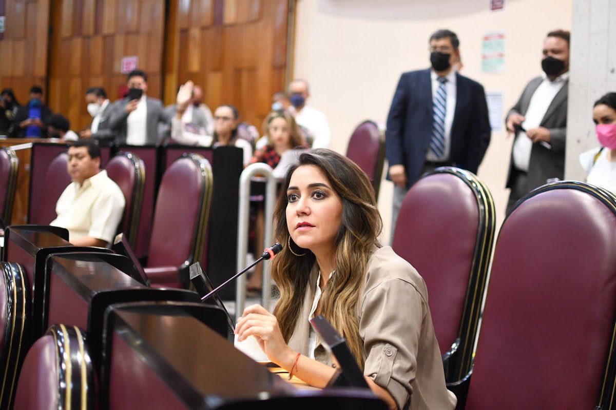 GLPRI_VER's tweet photo. En voz del Diputado @Marlon_RamirezM el #GLPRIVER plantea la Iniciativa de Decreto que reforma la Ley de Aguas del Estado de #Veracruz, que consiste en asegurar el suministro de agua potable a escuelas y a hospitales, tandeo justo ante y suspensión a consumo mínimo a morosos. https://t.co/2PwzZYq20s