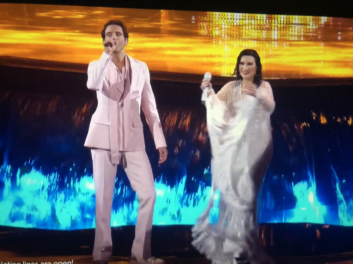 RowanGeleijnse's tweet photo. En de meester en juf deden ook een liedje op de bonte avond #EUROVISION https://t.co/zpf0vZ73iz