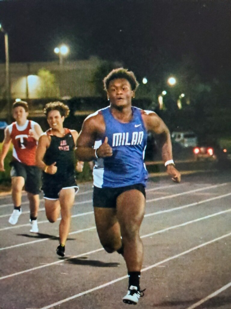 milan_track's tweet photo. My Dude!! Give this guy a helmet and shoulder pads!! #MILANTRACK https://t.co/xYhw3tRznE