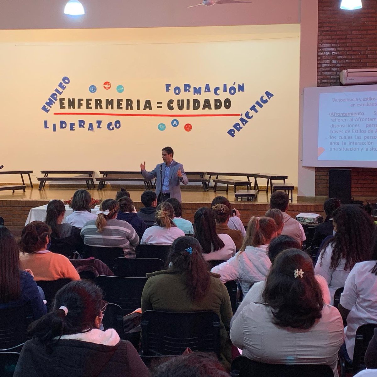 enfermeriaisam's tweet photo. Y ya con las últimas ponencias de la jornada del #diainternacionaldelaenfermeria2022 de @enfermeriaisam del @isamisiones con la visita del rector @LBertagni y el @ColPEM_ https://t.co/JmQb9t0y1l