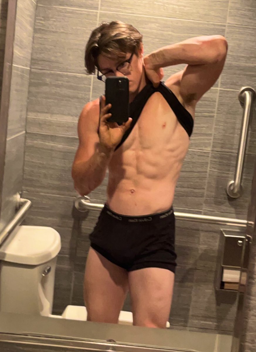alphapeebs's tweet photo. Had to take a quick pic during lunch😉 https://t.co/FvsYVKTVQl