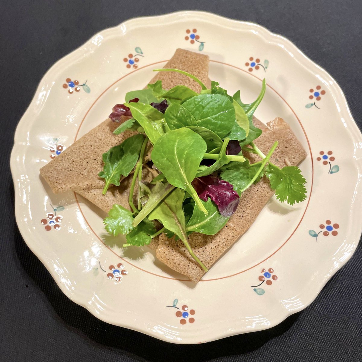 AuBonheur_Paris's tweet photo. 【#日本でフランス🇫🇷】
#ピカール🇫🇷の簡単 #ガレット をお試し🥣
#ペアリング はフランス王にも愛されたノルマンディの #シードル エルー(#HEROUT)🥂🍎
トリコロールの限定ボーダーラベルは、フレンチカジュアルの老舗 #セントジェームズ とのコラボでかわ���い💓
幸せな食卓です😌
🖌YS@ジャポン https://t.co/RsoTug7Mtl