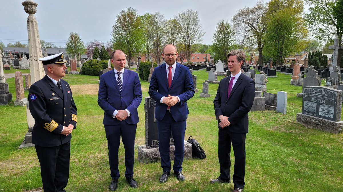 PLinCanada's tweet photo. Dep. FM @marcin_przydacz, Amb. @WitoldDzielski together with @RobertRAFry - Director General for ๐ช๐บ Affairs @CanadaFP paid tribute to Wiktor Podoski who on 27 March 1942, 80 years ago, in the midst of WWII, presented his letters of credence as 1st official ๐ต๐ฑ envoy to ๐จ๐ฆ
#PL80CA https://t.co/qocBOcv93p