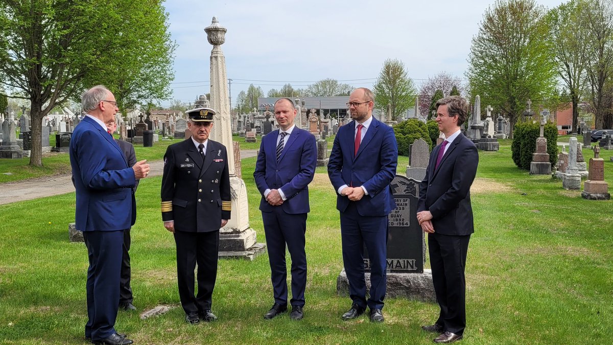 PLinCanada's tweet photo. Dep. FM @marcin_przydacz, Amb. @WitoldDzielski together with @RobertRAFry - Director General for ๐ช๐บ Affairs @CanadaFP paid tribute to Wiktor Podoski who on 27 March 1942, 80 years ago, in the midst of WWII, presented his letters of credence as 1st official ๐ต๐ฑ envoy to ๐จ๐ฆ
#PL80CA https://t.co/qocBOcv93p