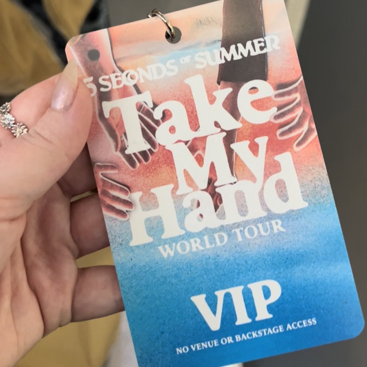 COURTNEYSGOLDEN's tweet photo. Thinking of my show tonight, @5SOS come back to London soon please🥺 #TakeMyHandTour https://t.co/vL1X0vLnZA