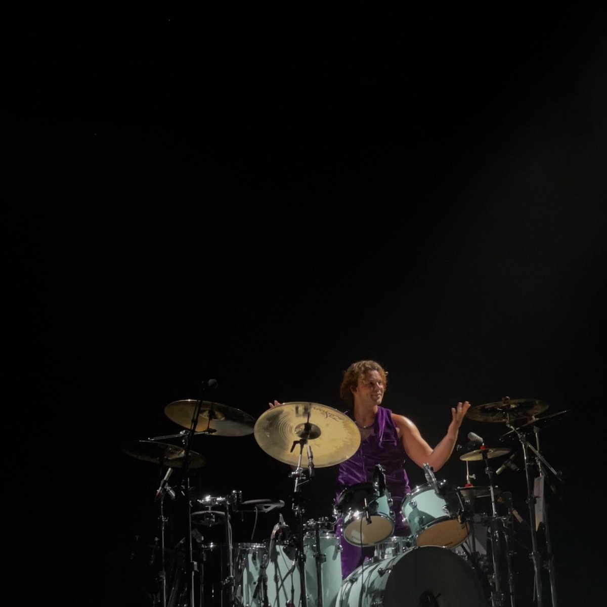COURTNEYSGOLDEN's tweet photo. Thinking of my show tonight, @5SOS come back to London soon please🥺 #TakeMyHandTour https://t.co/vL1X0vLnZA