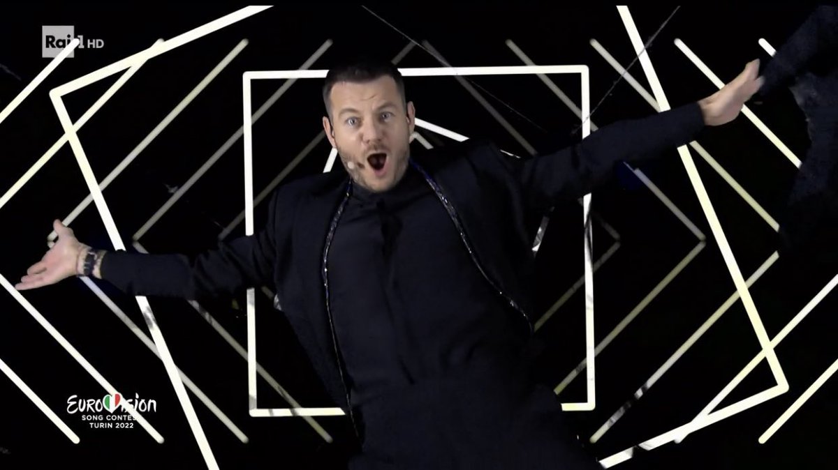 wonderlandH_'s tweet photo. Che trio pazzesco Alessandro Cattelan Laura Pausini e Mika, non smetterò mai di dirlo. #EUROVISION #ESC2022 #ESCIta https://t.co/EbELu5Wks4