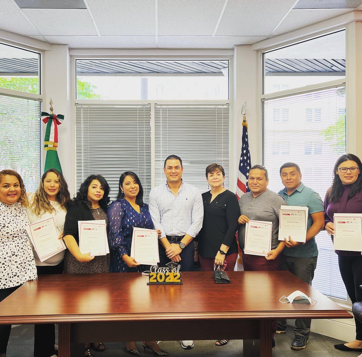 ConsulmexNUO's tweet photo. Felicidades a nuestr@s #graduad@s del #PCEME, una iniciativa que el @imesremx , el @consulmexphoenix y @afthunderbirds que ha impulsado a mexica@s en el exterior ! brindándoles elementos y la seguridad de alcanzar sus sueños de empresari@s!
Estamos muy orgullosos de ustedes!🎓 https://t.co/t1dSSpN09y