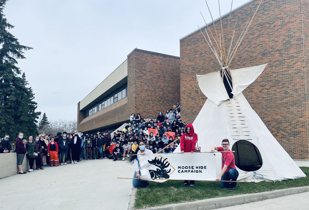 DDMPelletier's tweet photo. #MooseHideCampaignDay @Moose_Hide Awareness Walk @FWJohnsonRegina @RegPublicSchool @ShannonFayant to conclude our multi-week information and sharing sessions. Thank you to our Elders &amp; School Community for learning alongside us. We appreciate your support 🙏🏼 https://t.co/mMsOp3PYwo