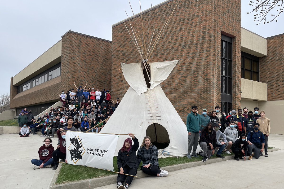 DDMPelletier's tweet photo. #MooseHideCampaignDay @Moose_Hide Awareness Walk @FWJohnsonRegina @RegPublicSchool @ShannonFayant to conclude our multi-week information and sharing sessions. Thank you to our Elders &amp; School Community for learning alongside us. We appreciate your support 🙏🏼 https://t.co/mMsOp3PYwo