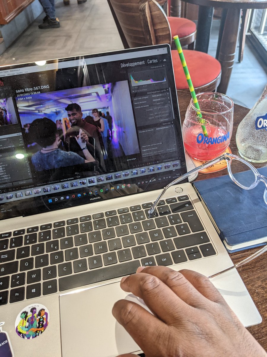 StephonJo_'s tweet image. Un indien S.V.P !! An Indian please !! That&apos;s how you order this drink while editing in Paris #photography #editingonthego 
#streetstylephotographer #paris