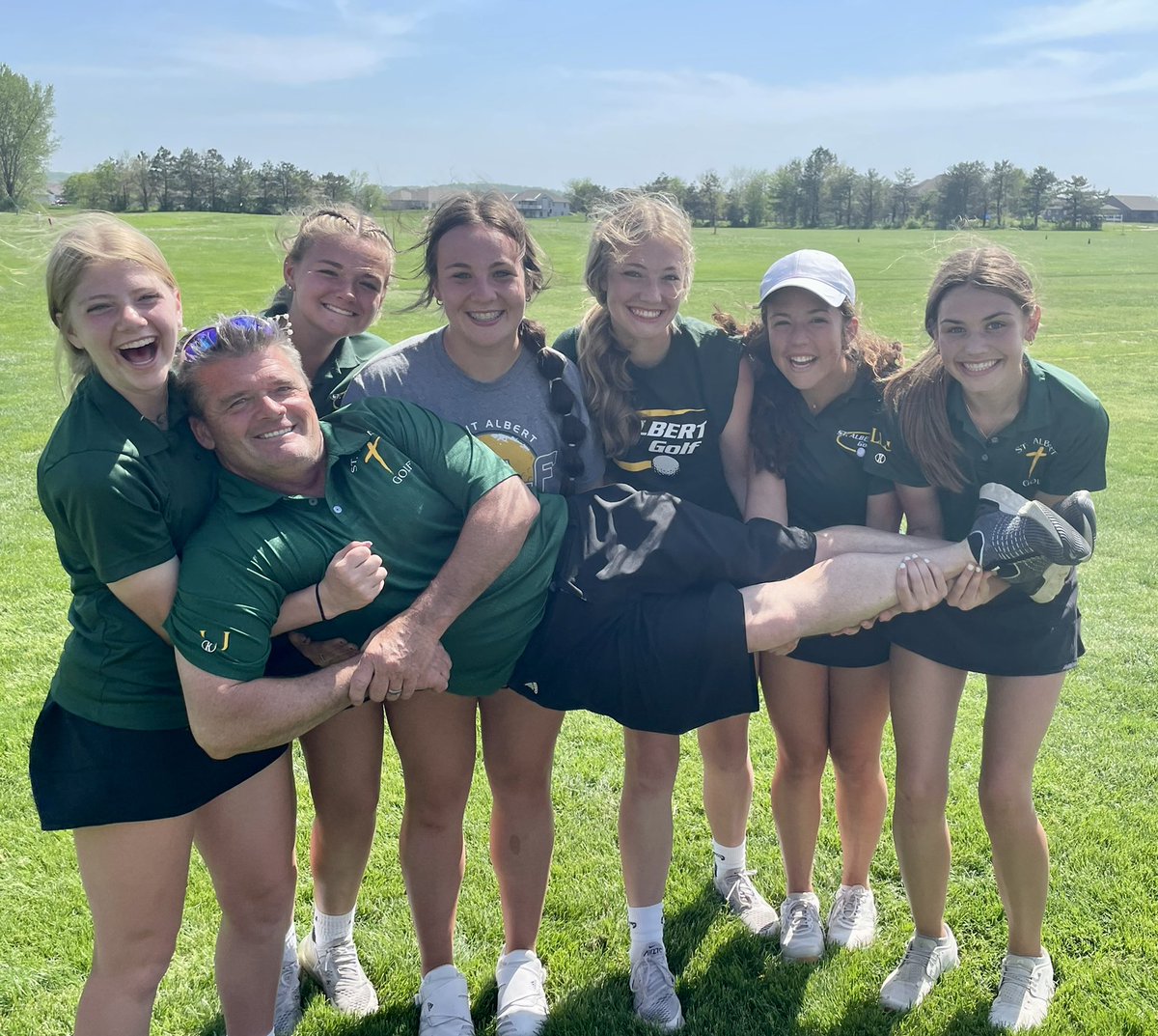 Stalbertsprtfan's tweet photo. The Saintes are your 2022 City Champs with a school record 193!
Lainey Sheffield (Sr) is your Individual City Champ (center), Alexis Narmi (So) was your runner-up (left) and Lily Krohn (So) was 3rd (right)!
Great work by all the Saintes! Good luck everyone at Regionals tomorrow!! https://t.co/3H34YZOBUW