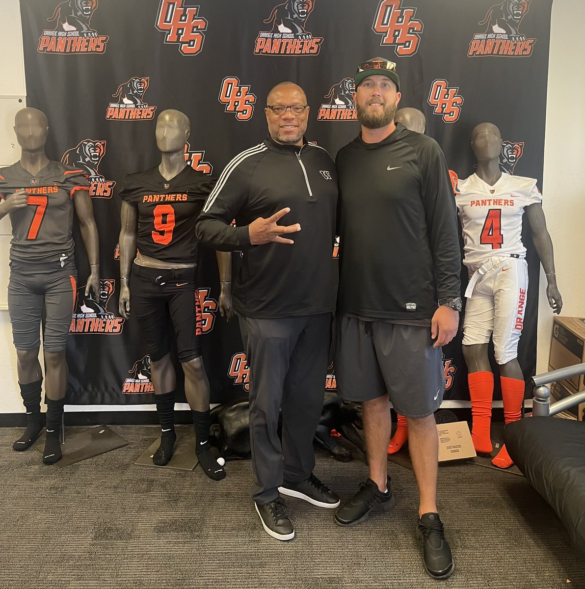 _coachchambers's tweet photo. Thank you @UW_Football for stopping by @Orangepantherf1 today to check out our student athletes #BowDown #PurpleReign #WhyNotOrangeπ @CoachPedroza @LucasMealy https://t.co/br5y5y9chV